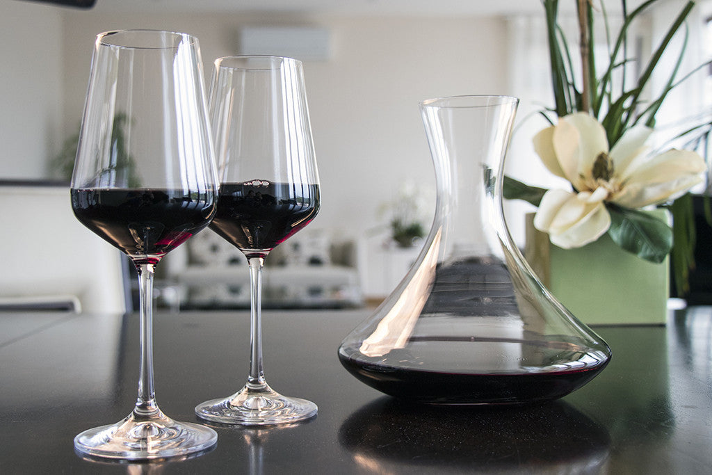 Never offend red wine glasses. Only 2 etiquette rules everybody should know